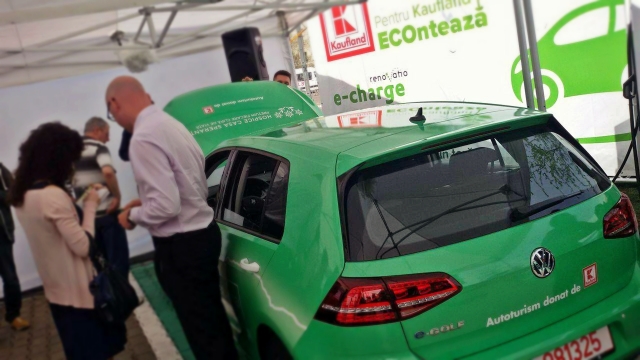 Cât durează să faci un “plin” la prima rețea de “benzinării” electrice din România?
