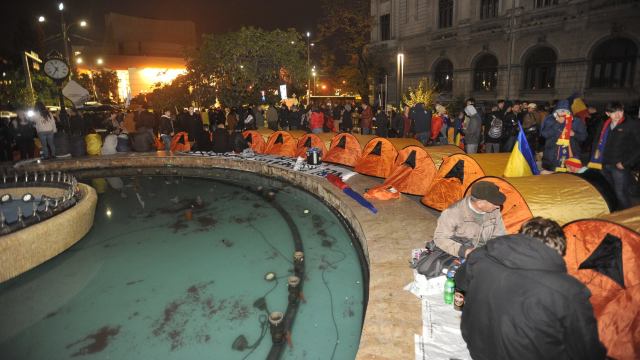 FOTO / VIDEO | Unioniștii au montat corturi în Piața Universității din București