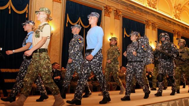 FOTO | Noile uniforme de luptă ale Armatei Române. Ce ținute vor avea militarii români din 2017 
