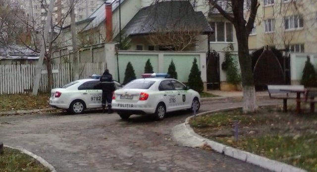FOTO | Poliția la casa lui Igor Dodon