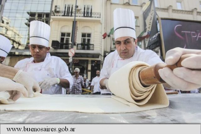 FOTO | O pizza cu o lungime de 500 de metri a fost preparată la Buenos Aires