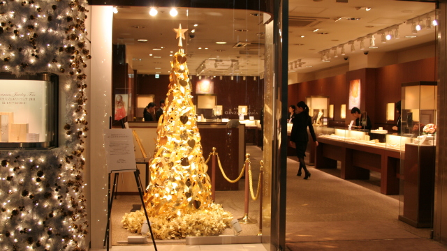 FOTO | Brad de Crăciun făcut în întregime din aur, vândut la Tokyo
