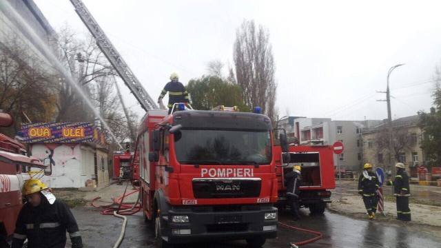 Incendiu în Chișinău | O femeie s-ar putea afla în clădirea care arde de 24 de ore