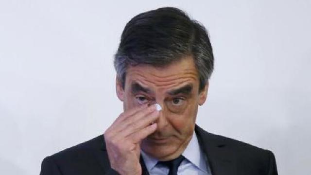 FOTO | Francois Fillon, lovit accidental de un fotoreporter