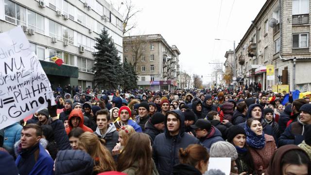 Câteva sute de tineri au protestat față de rezultatele alegerilor prezidențiale