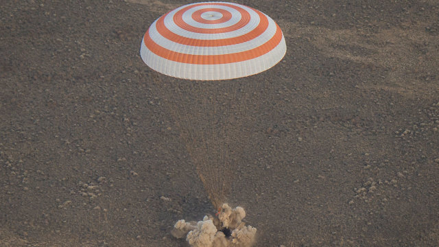 NASA/IMAGINEA SĂPTĂMÂNII | Capsula Soyuz MS-01 revine pe Pământ cu membrii Expediției 49 de pe ISS 