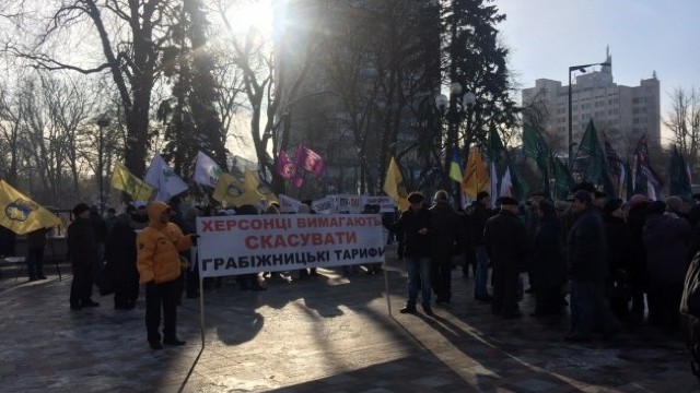 FOTO | Câteva sute de persoane protestează în centrul Kievului