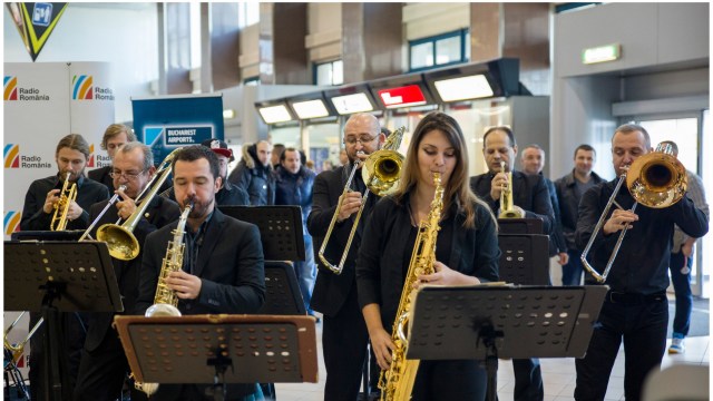 Aplauze pentru Big Band-ul și Orchestra de Muzică Populară Radio în Aeroportul „Henri Coandă”