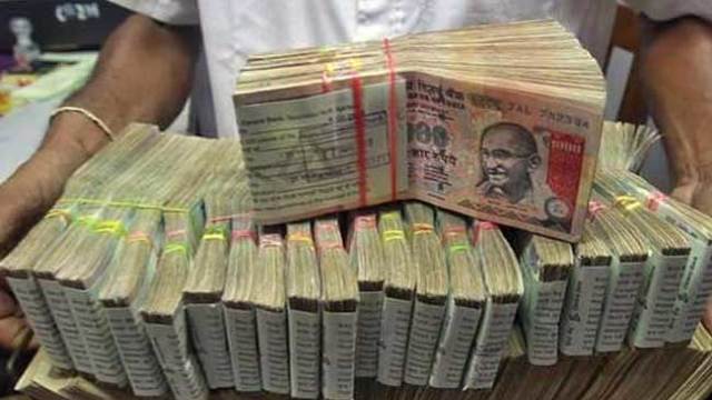 VIDEO | Haos în India după ce Guvernul a anulat bancnotele de 500 si 1000. Sute de mii de oameni stau la coadă la banci