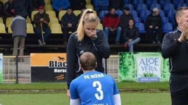Cerere în casătorie pe terenul de fotbal