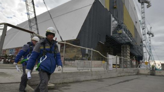 Un dom gigantic de protecție se ''așterne'' peste reactorul de la Cernobîl