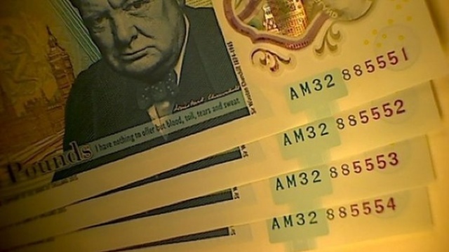 În Marea Britanie circulă bancnote de cinci lire care valorează 20.000 de lire