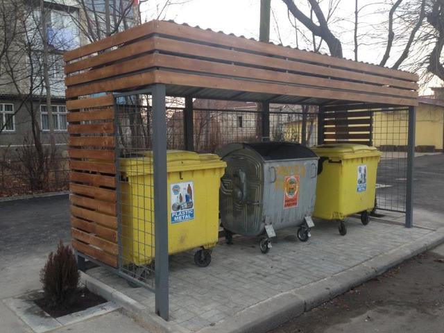 FOTO | Primăria Chișinău instalează platforme noi pentru deșeuri 
