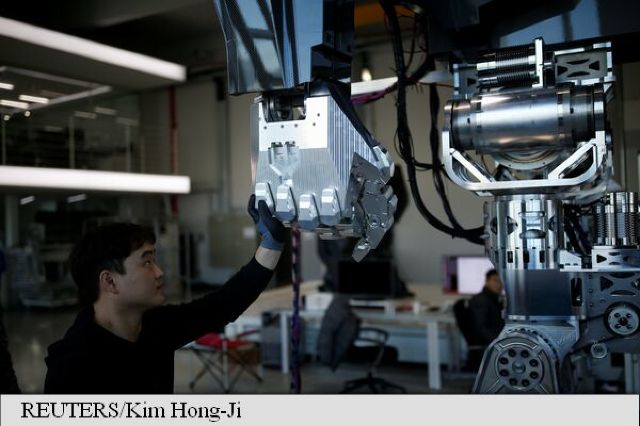 VIDEO | Viața bate filmul: Primii pași ai unui robot uriaș, în Coreea de Sud 