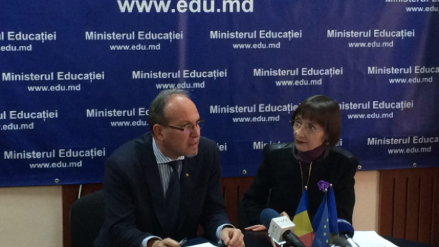 România acordă mai MULTE burse de studii pentru tinerii din R. Moldova, în următorii ani