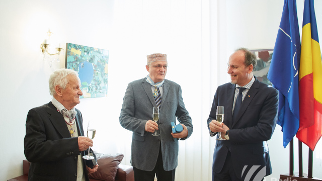 FOTO | Vladimir Beșleagă și Vasile Botnaru, decorați de președintele României Klaus Iohannis FOTO | Vladimir Beșleagă și Vasile Botnaru, decorați de președintele României Klaus Iohannis