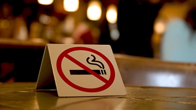 Modificarea legii anti-fumat în România: USR a făcut apel la dreptul la sănătate, PNL la dreptul la fericire