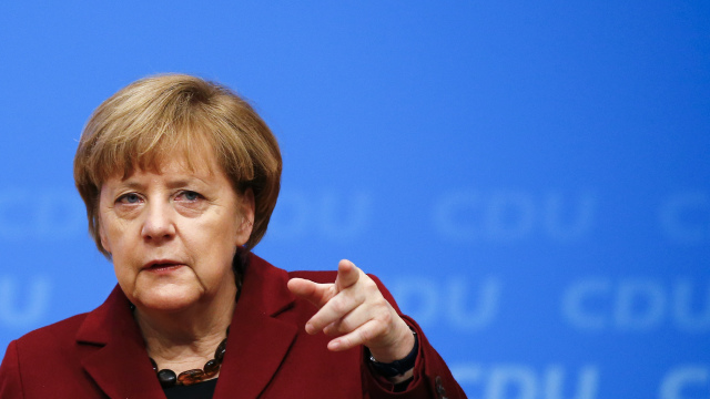 Angela Merkel promite că va expulza mai mulți refugiați