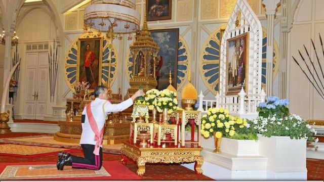 Mii de thailandezi au venit să-l vadă pe noul rege Maha Vajiralongkorn