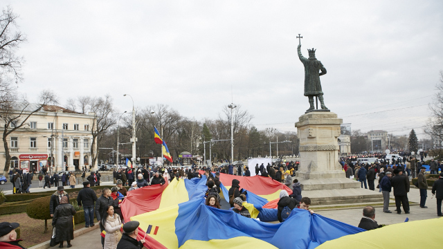 FOTO | Marcarea a 98 de ani de la Marea Unire, la Chișinău: „Un kilometru de tricolor - un kilometru de Unire”