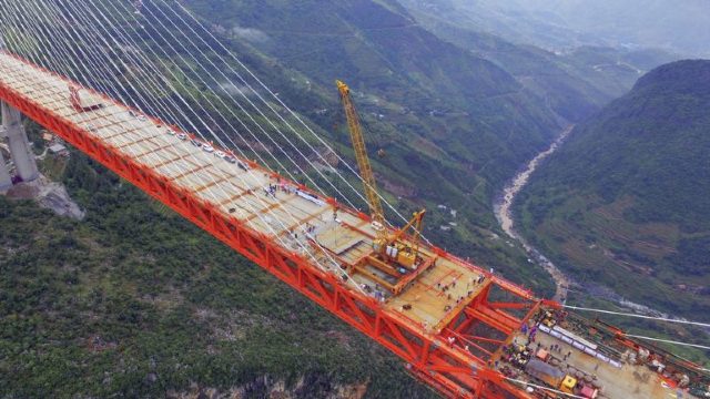 FOTO | China a inaugurat cel mai înalt pod din lume