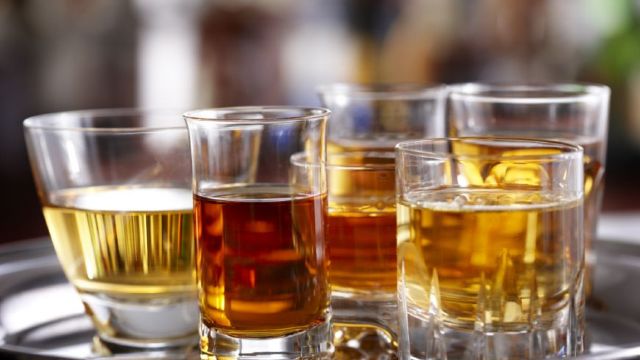 Sute de litri de produse alcoolice contrafăcute, retrase din comerț

