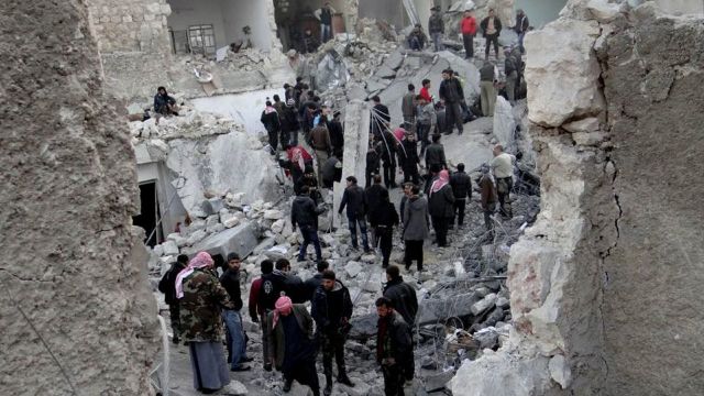 Peste 20.000 de civili au părăsit zona de est a orașului sirian Alep