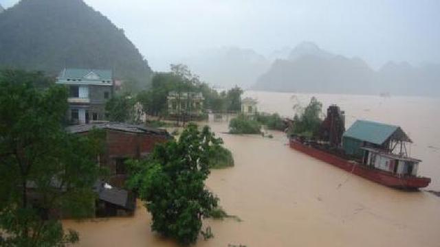 Inundațiile din Vietnam au provocat moartea a 24 de persoane