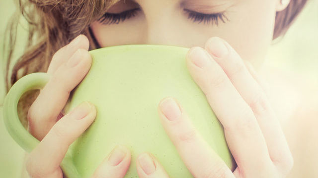 7 motive incredibile pentru care trebuie să bei apă caldă în fiecare dimineață