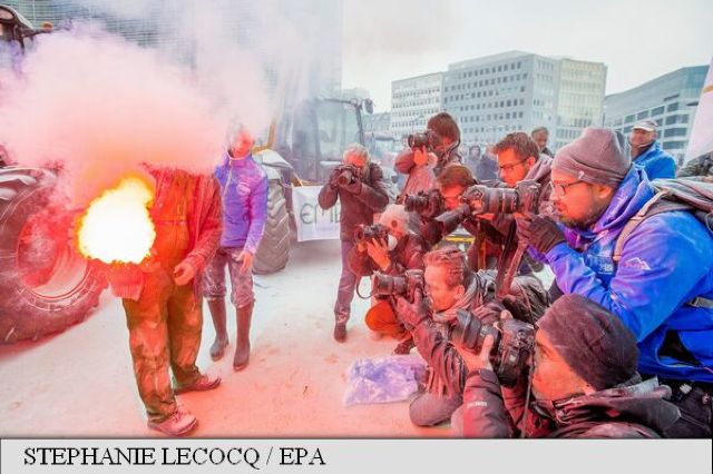 FOTO | Proteste la Bruxelles. A nins cu lapte praf în fața Consiliului European