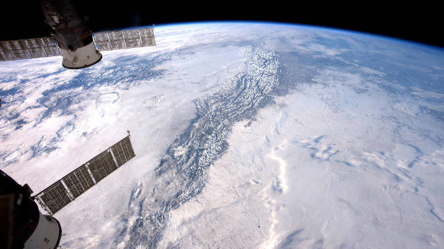 FOTO | IMAGINEA SĂPTĂMÂNII: Munții Stâncoși văzuți de pe orbită 