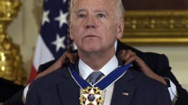 Barack Obama îl ia prin surprindere pe Joe Biden oferindu-i cea mai înaltă distincție civilă (VIDEO)