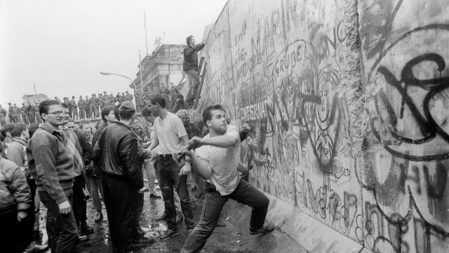 Primarul din Berlin critică planurile privind zidul între Statele Unite și Mexic, menționând Zidul Berlinului