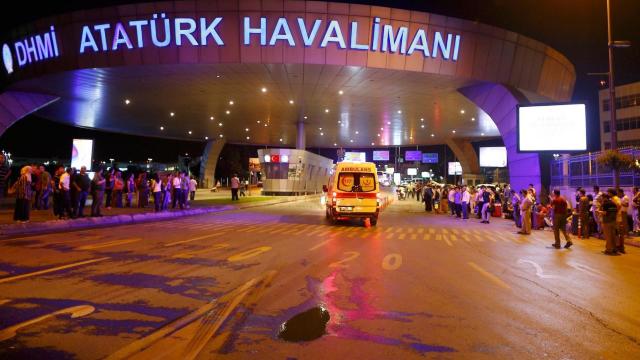 Doi cetățeni străini, arestați pe Aeroportul din Istanbul, în legătură cu atacul din noaptea de Revelion