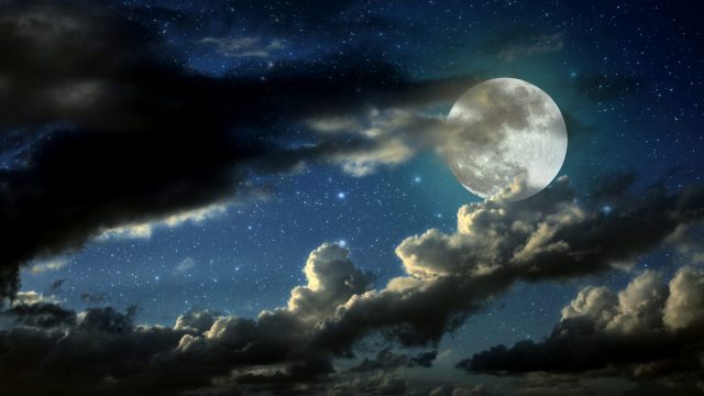 STUDIU | Luna ar fi cu milioane de ani mai 