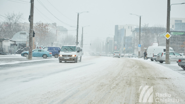 Chișinău | Șoferii sunt îndemnați să evite parcarea pe marginea străzilor