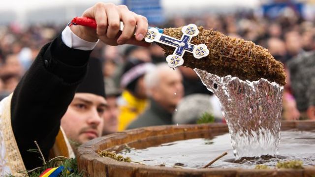 Credincioșii ortodocși de stil vechi sărbătoresc, astăzi, Boboteaza