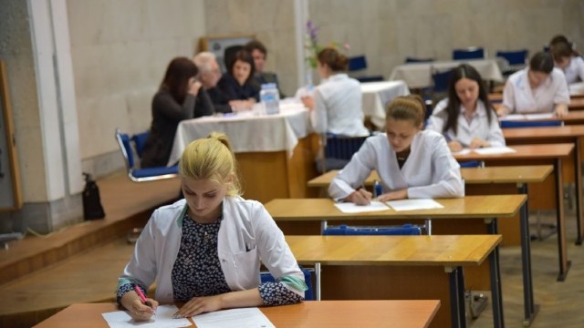 Guvernul intenționează să majoreze cu 50% îndemnizația tinerilor specialiști cu studii medicale