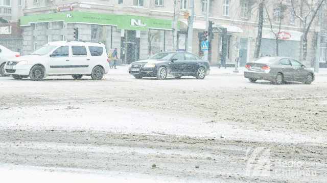 Pe străzile din capitală se circulă în condiții de iarnă, anunță Primăria