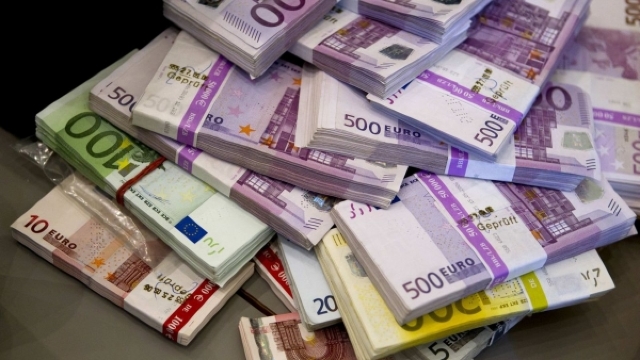 Serviciile vamale franceze au descoperit în bagajul unui cetățean din Republica Moldova 250.000 de euro