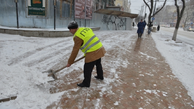 FOTO | 21 de autospeciale, pe străzile Chișinăului pentru a curăța zăpada