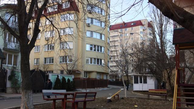 O „gheretă” pentru agenții de securitate a fost instalată în fața casei de lux a președintelui Igor Dodon