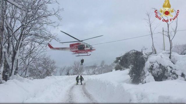 Trei cetățeni români se aflau în hotelul lovit de avalanșă în Italia; operațiunile de salvare - în curs