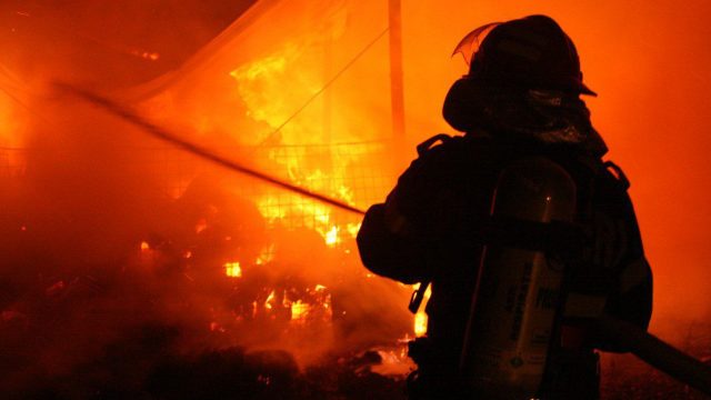Incendiu la un mall din București | Un bărbat a fost transportat la spital