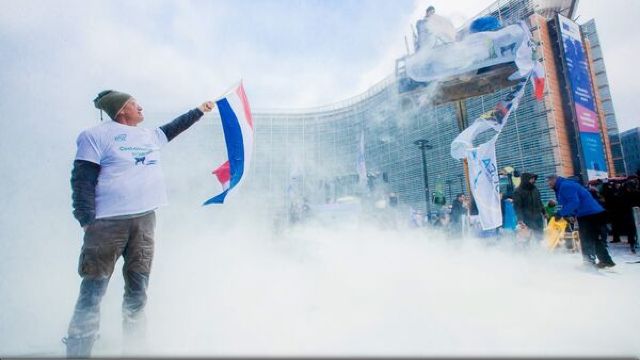 FOTO | Proteste la Bruxelles. A nins cu lapte praf în fața Consiliului European