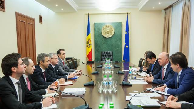 Guvernul intenționează să promoveze un proiect menit să reducă fenomenul „salariilor în plic”, după exemplul României