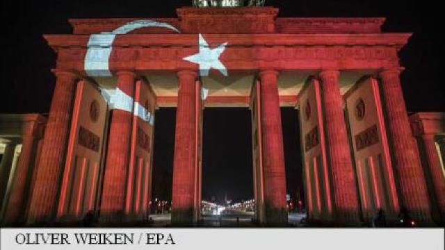 Atentat Istanbul | Poarta Brandenburg a fost iluminată în culorile drapelului turc, în semn de solidaritate