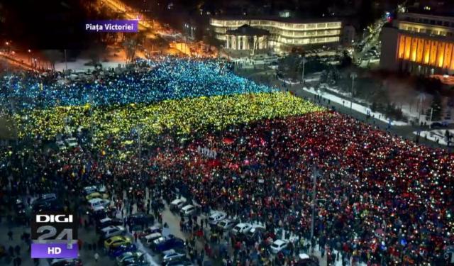 UPDATE | 70.000 de oameni protestează în fața Guvernului de la București. Protesatarii formează steagul României 