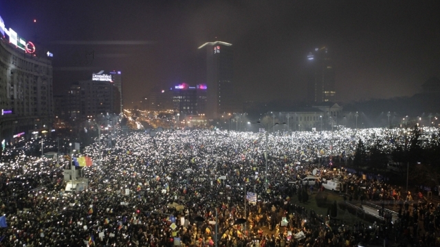 A șasea zi de protest în România | Peste 300.000 de oameni în Piața Victoriei. 500.000, în toată țară