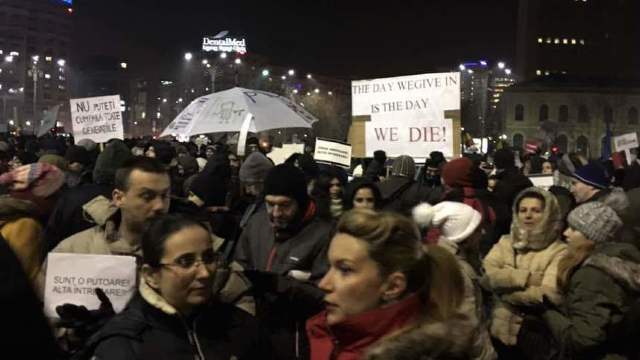 Protest București | Jandarmeria: Au fost reținute două persoane care aveau materiale pirotehnice asupra lor